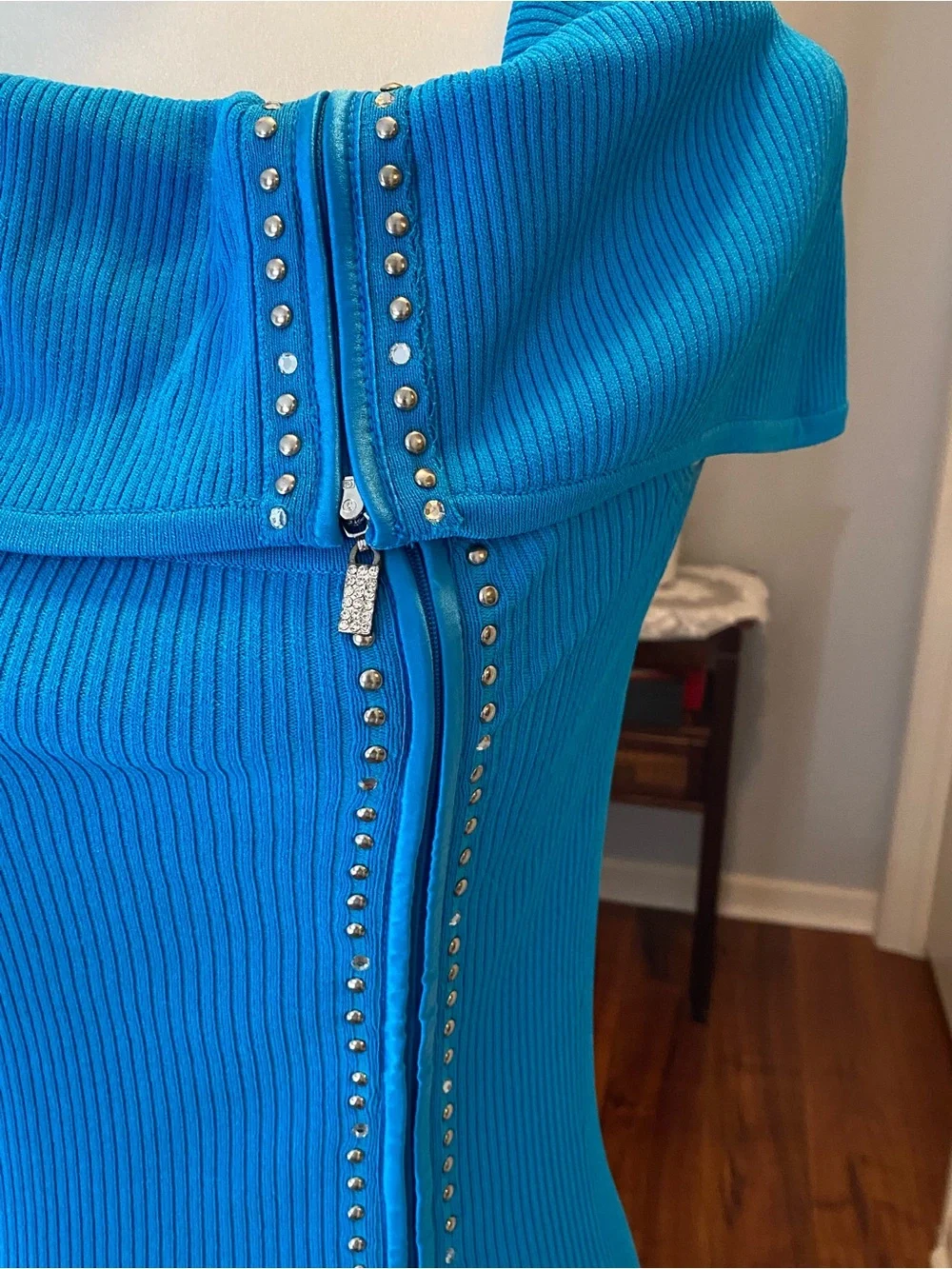 VINTAGE CACHE Bright Blue Ribbed Off-Shoulder Top with Zip and Studs - Picture 3 of 15